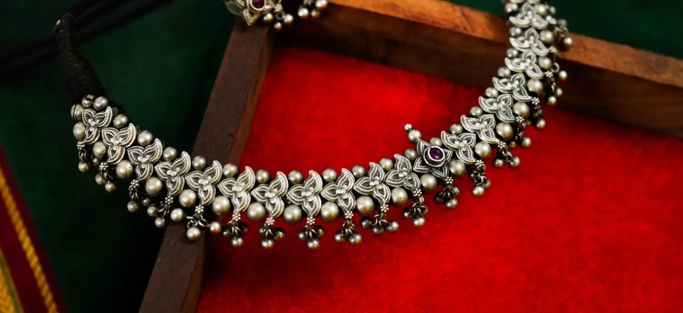 बेलपान टिक | Belpantik with Earrings
