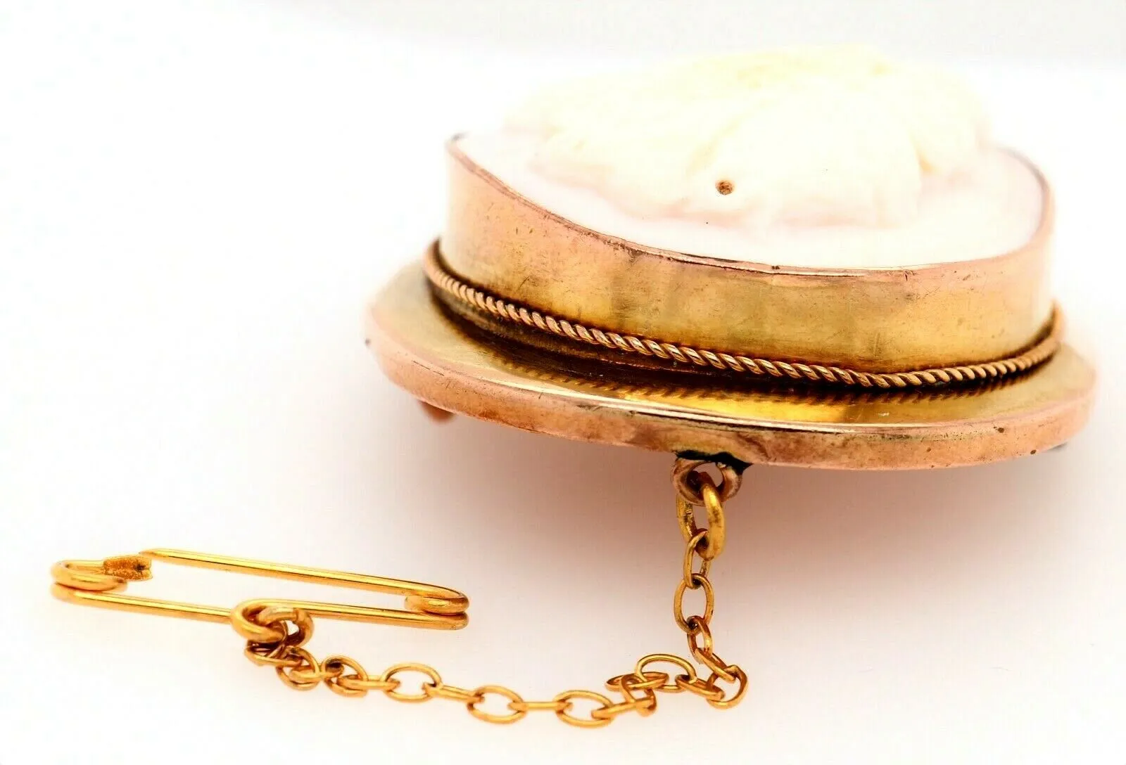 Antique (c.1900) 9ct Yellow Gold Conch Shell Cameo Brooch