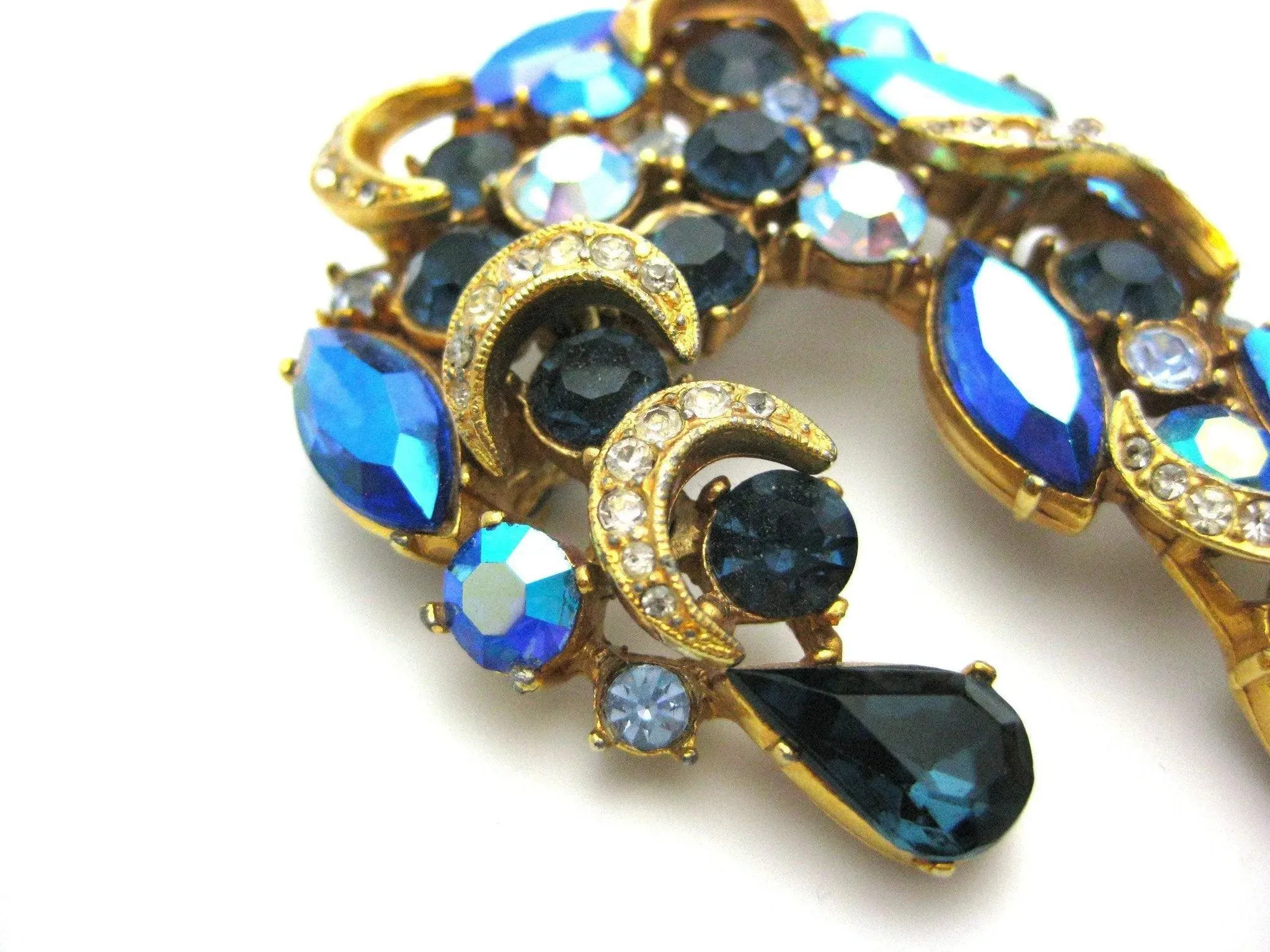 Designer Vintage 'Sphinx' 1960s Aurora Borealis Blue Brooch