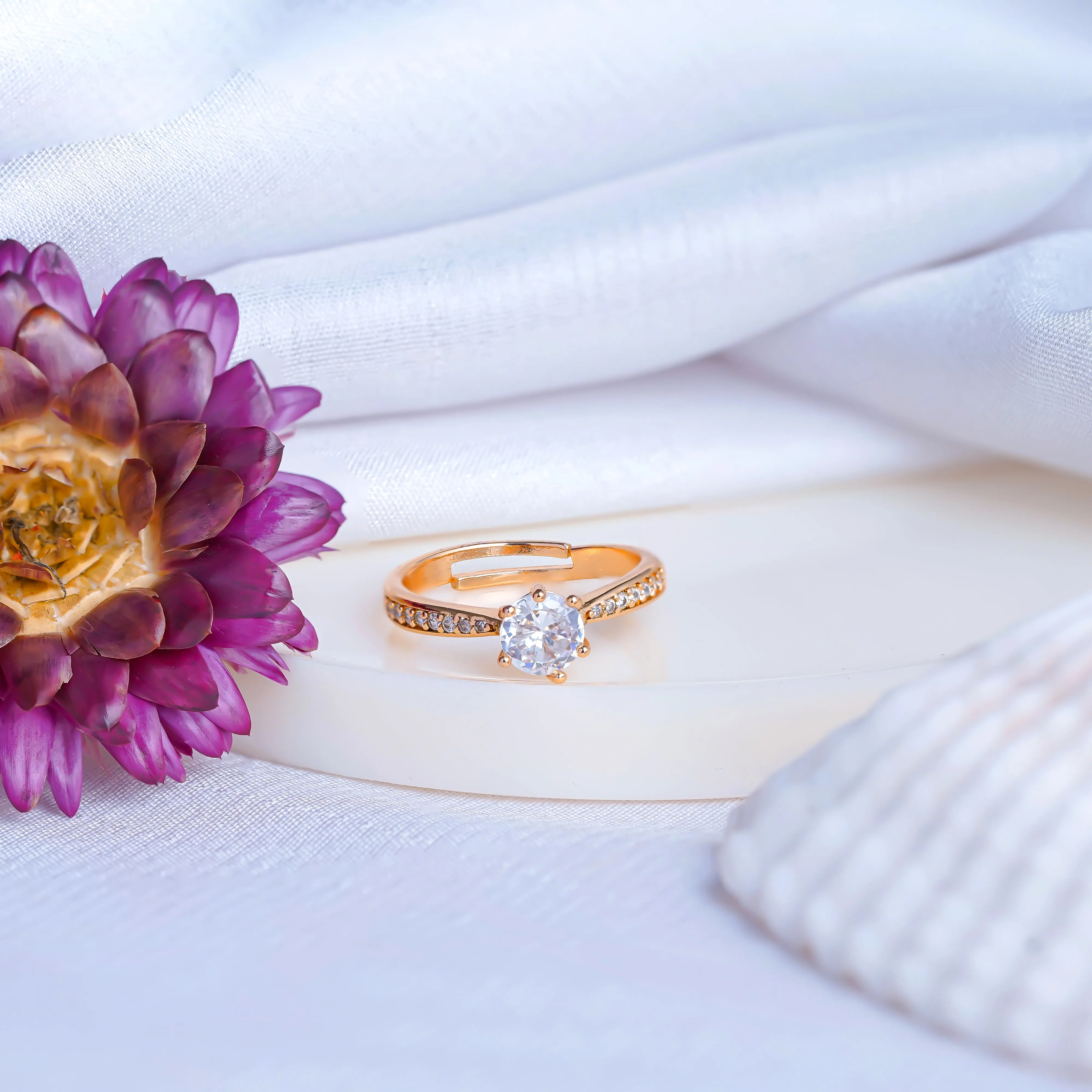 "Zarder Glamour: Enhance Your Style with Stunning Rings"