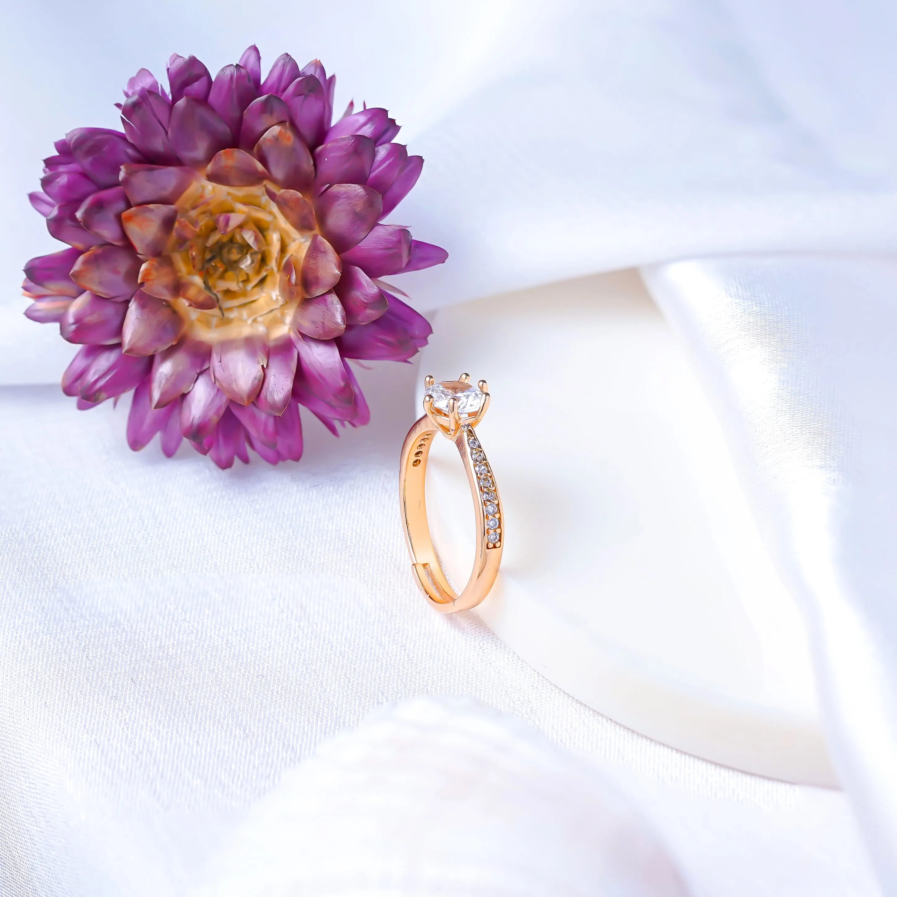 "Zarder Glamour: Enhance Your Style with Stunning Rings"