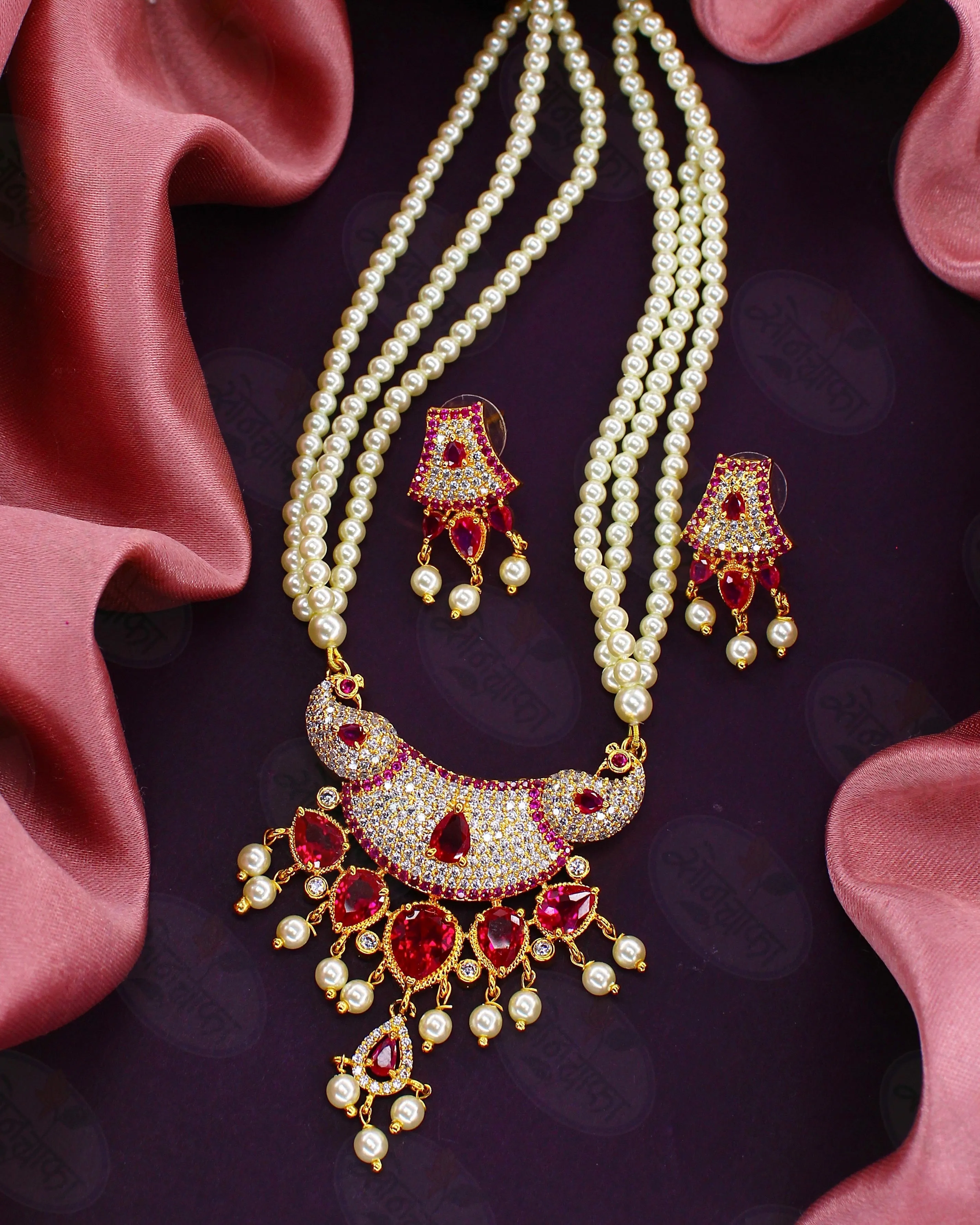SHIMMERING TRENDY PEARL & DIAMOND NECKLACE
